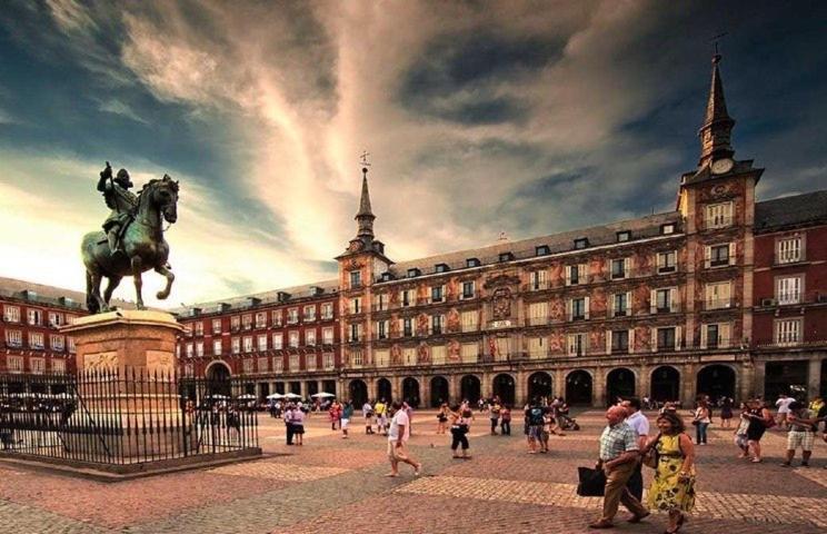 Parsa Booking Madrid Eksteriør bilde
